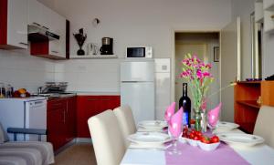 Kuchyň nebo kuchyňský kout v ubytování Apartments Lina