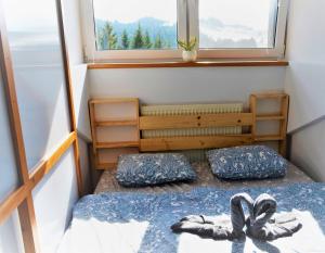 Kleines Zimmer mit einem Bett und einem Fenster in der Unterkunft Podkrovný apartmán Donovaly AD Tatran in Donovaly