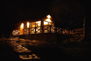 皮亚特拉-尼亚姆茨Căsuța de sub cireș的夜晚的小屋，灯光昏暗