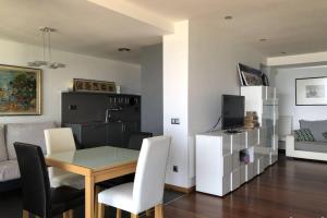 a living room with a table and chairs and a couch at NEREIDES 31 in Platja d'Aro