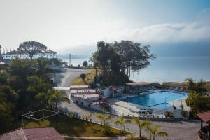 A piscina em ou perto de Waterfront Resort by KGH Group