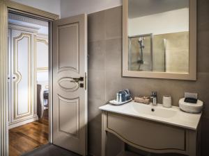 a bathroom with a sink and a mirror at Sky Park Home in Iaşi