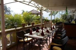 Um restaurante ou outro lugar para comer em Waterfront Resort by KGH Group