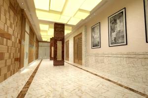 - un couloir avec un sol en marbre et un plafond dans l'établissement Lemon Tree Premier, Bhubaneswar, à Bhubaneswar