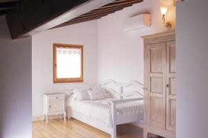 a bedroom with a white bed and a window at Casa MYCONIS 68Mq a due passi dal Mare di San Vincenzo in San Vincenzo