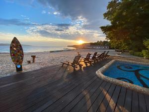佩雷亞斯拉夫梅爾奈斯凱的住宿－Secret Resort Club，海滩上带椅子和冲浪板的甲板