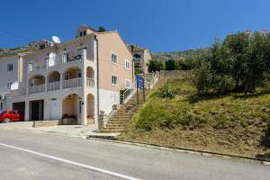 une grande maison sur le flanc d'une colline dans l'établissement Apartments Maris, à Mlini