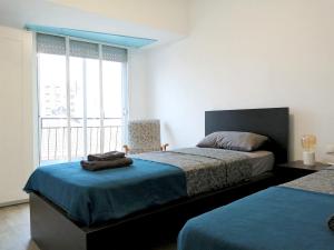 1 dormitorio con 2 camas y ventana grande en Piso De Balboa Wi-Fi, Air-Con en Gandía