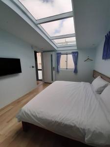 Postel nebo postele na pokoji v ubytování Yueli Homestay