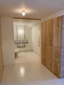 Ванна кімната в Dortoir de charme 12 lits 600m plage