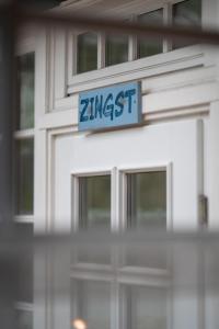 un signo de zest en el lateral de un edificio en Haus Nordstrand FeWo Zingst, en Prerow