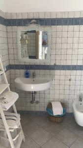 un bagno con lavandino e specchio di agriturismo la selva a Finale Ligure