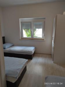 Posteľ alebo postele v izbe v ubytovaní Apartmani QUATTRO
