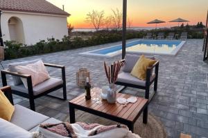 Bazén v ubytování Villa Katarina - großer Pool beheizt - Meerblick nebo v jeho okolí