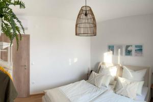 Postel nebo postele na pokoji v ubytování Villa Katarina - großer Pool beheizt - Meerblick