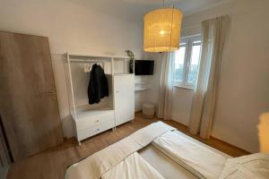 Postel nebo postele na pokoji v ubytování Villa Katarina - großer Pool beheizt - Meerblick