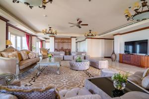 TV a/nebo společenská místnost v ubytování Danat Jebel Dhanna Resort