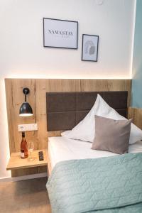 ein Schlafzimmer mit einem Bett und einem Tisch mit einer Lampe in der Unterkunft Hotel Lehn in Nieder-Saulheim