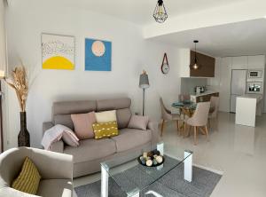 un soggiorno con divano e tavolo di Bianca Beach 212 - cosy flat 250m from Mil Palmeras beach a La Horadada