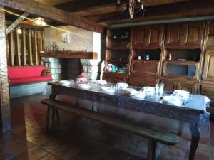 ein Esszimmer mit einem Tisch und Geschirr darauf in der Unterkunft gite chez Régine in Marcenat