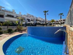 basen z błękitną wodą w ośrodku w obiekcie Impresionante piso de planta baja cerca al mar w mieście Torrevieja