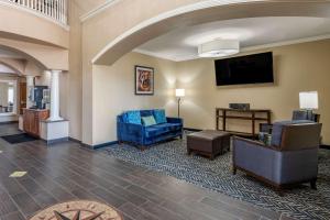 TV a/nebo společenská místnost v ubytování Comfort Inn & Suites