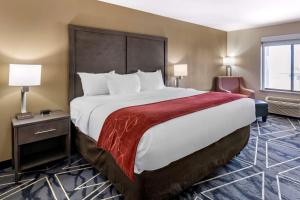 Tempat tidur dalam kamar di Comfort Inn & Suites