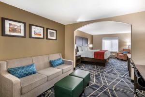 A seating area at Comfort Inn & Suites