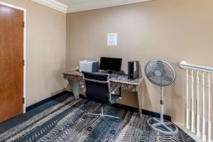 TV a/nebo společenská místnost v ubytování Comfort Inn & Suites