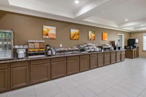 Příslušenství pro přípravu čaje a kávy v ubytování Comfort Inn & Suites