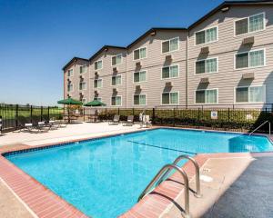 a hotel with a swimming pool in front of a building at Quality Inn & Suites Springfield in Springfield