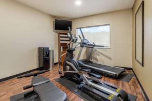 The fitness centre and/or fitness facilities at Comfort Suites San Antonio Airport North