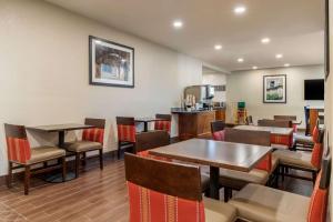 a restaurant with tables and chairs and a counter at Comfort Suites San Antonio Airport North in San Antonio