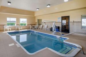a large swimming pool in a hotel room at Comfort Inn in Somerset