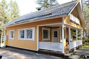 mały dom z gankiem na ulicy w obiekcie Mesiangervo w mieście Kalajoki