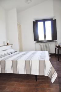 A bed or beds in a room at La Colombera in Toscana