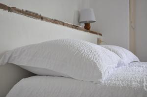 A bed or beds in a room at La Colombera in Toscana