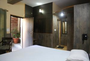 una camera con letto bianco di Kasauli Residency a Kasauli