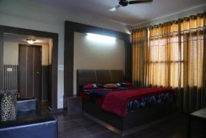 Kasauli Residency tesisinde bir odada yatak veya yataklar