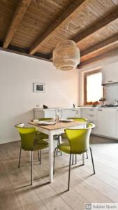 A kitchen or kitchenette at CaseOspitali - Caramelli, bilocale per 3 in corte in centro storico