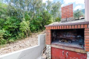 Gril dostupný pro hosty v apartmánu