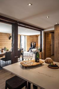 拉克吕萨Spacieux duplex avec vue的一张桌子,上面有眼镜和一瓶葡萄酒