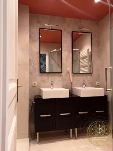 un bagno con due lavandini e due specchi di Appartement Carré d'Or Vue sur Mer a Nizza