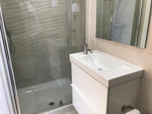 A bathroom at Studio Views Apartment, Cortijo Fruitful Hills