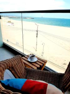 エフォリエ・ノルドにあるVila Ryanna Beach pe plaja Belonaのビーチの景色を望むテーブル付きの客室です。