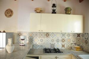 een keuken met witte kasten en een aanrecht bij Dar Mohcen in Ajim