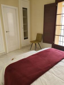 Łóżko lub łóżka w pokoju w obiekcie Habitaciones Casa Sevillana Centro
