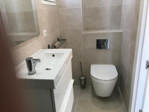 A bathroom at Studio Views Apartment, Cortijo Fruitful Hills
