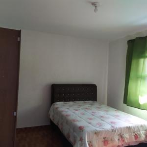 um quarto com uma cama e uma janela com uma colcha em Quarto duplo aconchegante com banheiro privativo, ambiente inteiro em Barueri
