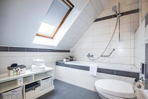 Koupelna v ubytování Hotel "Zur Mühle" + 37 fotografií
